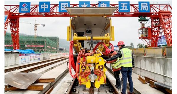 焊接故事| 成都地鐵18號(hào)線基建工程難度大，K922設(shè)備“保駕護(hù)航”